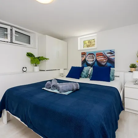 Podvezanec Apartment *