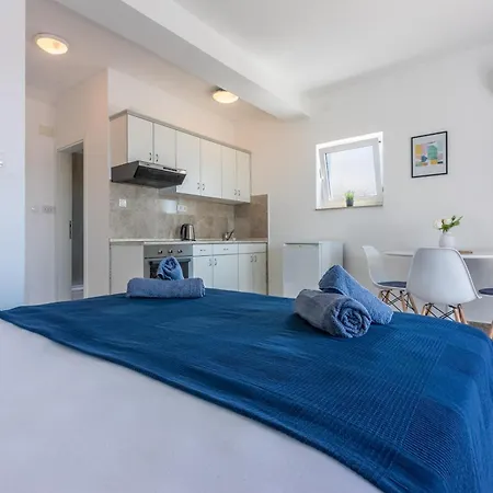 Podvezanec Apartment *